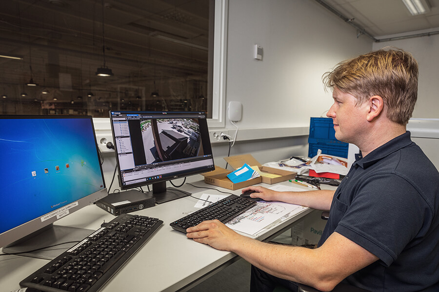 Kimmo Keränen, IT Manager for PeeÄssä retail co-operative, at his desk using the March Networks Command Enterprise Software on his desktop computer