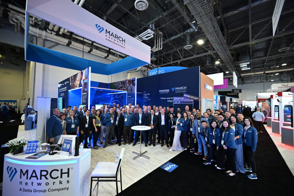 Una foto de grupo de los equipos conjuntos March Networks VIVOTEK. 