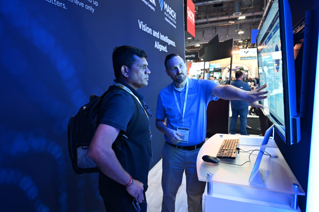 Un March Networks de March Networks muestra los productos en pantalla a un cliente.