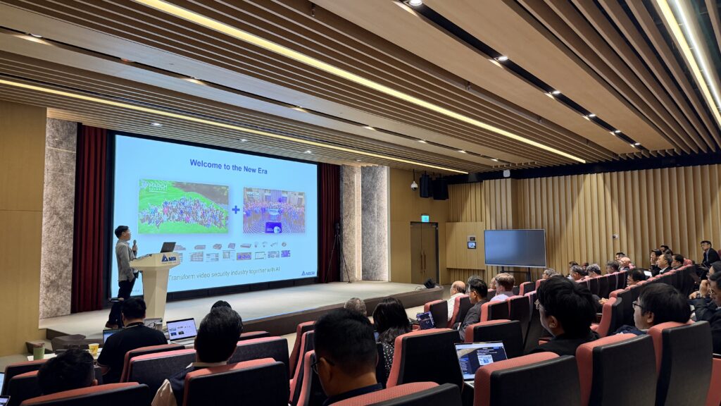 Frank Ouyang illustra la strategia di intelligenza artificiale agentica March Networks VIVOTEK al team di Delta Electronics a Taipei, Taiwan
