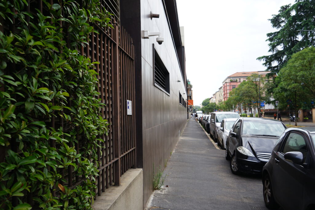 La telecamera March Networks monitora il perimetro esterno del Milan Suite Hotel per garantire una maggiore sicurezza nella struttura ricettiva.