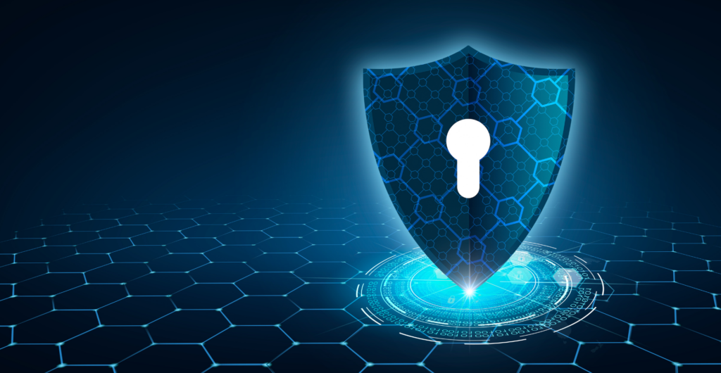 Un bouclier bleu lumineux, orné d'un trou de serrure, flotte au-dessus d'une grille hexagonale numérique, symbolisant la protection en matière de cybersécurité.